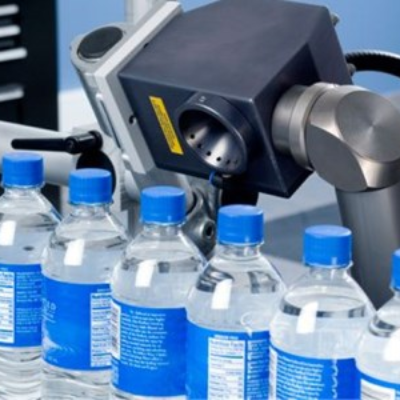 激光打标机在瓶装矿泉水上饮料瓶盖饮品行业打标生产日期应用案例