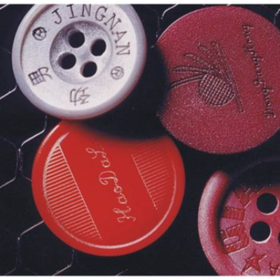 激光打标机在按钮行业的应用-使纽扣更精致细腻，其形状更时尚，更有吸引力。